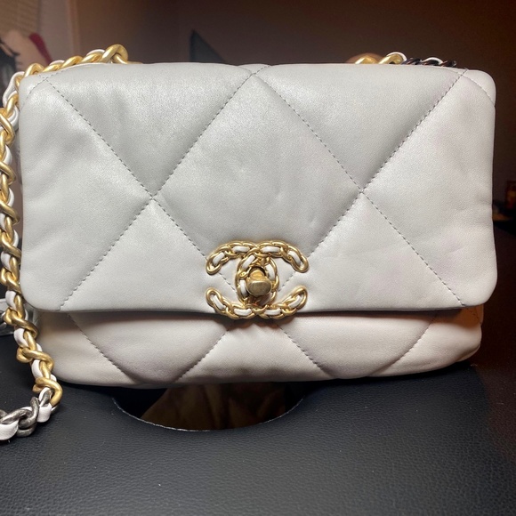 Chanel 19 - Picture 1 of 3
